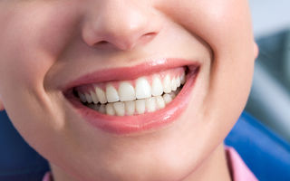 Pentru un zâmbet frumos ai nevoie de gingii sănătoase: 6 sfaturi pentru întărirea gingiilor