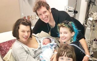 Milla Jovovich a născut al treilea copil: 10 imagini cu o familie fericită