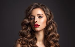 9 soluții simple de a oferi mai mult volum părului rar