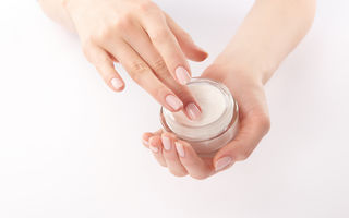 De ce ai mâinile aspre iarna și cum poți preveni uscarea pielii