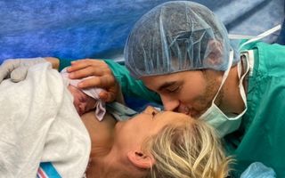 Enrique Iglesias şi Anna Kournikova, doi părinți fericiți: Primele imagini cu fetița lor nou-născută