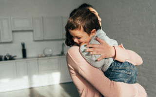 Studiu: Îmbrățișările zilnice îi ajută pe copii să-și dezvolte creierul