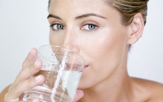 Tu bei suficientă apă? 2 moduri simple prin care îți dai seama