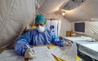 Coronavirus Italia. Asistenta copleșită de epuizare, imaginea emoționantă de pe frontul luptei cu epidemia