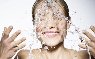 Cum te speli corect pe față: Un dermatolog dezvăluie cele mai frecvente 3 greșeli