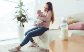 Păstrarea laptelui matern: reguli esențiale pentru siguranța bebelușului