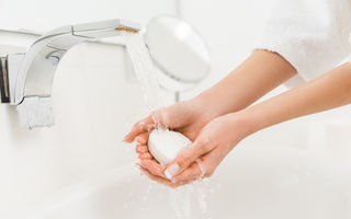 Ce să faci ca pielea mâinilor să nu se usuce dacă te speli des