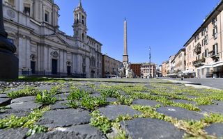 Roma, așa cum nu ai mai văzut-o până acum: Iarba acaparează piețele pustii