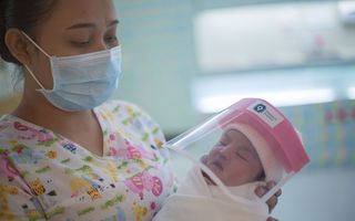 Bebeluși cu viziere: Cum sunt protejați de COVID-19 nou-născuții din Thailanda
