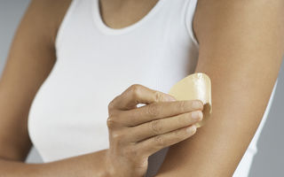 Ar trebui să folosești plasturi antifumat pentru a uita de țigări?