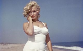 Marilyn Monroe, splendoare pe plajă: 17 imagini rare cu cea mai frumoasă femeie a anilor '50