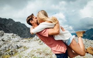 7 trucuri să-ți faci iubitul să stea „ca pe ace”. Cum îi menții interesul!