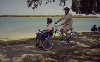 #VeștiBune: A construit o bicicletă ca să-și plimbe soția bolnavă de Alzheimer. Nu e asta dragoste adevărată?