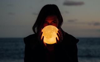 Ce se întâmplă când Luna intră în zodia ta: Semnificațiile pentru fiecare zodie
