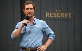#VeștiBune. Matthew McConaughey, starul fără fițe: Duce măști în spitale și joacă bingo cu bătrânii din azil