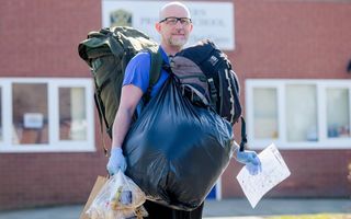 Eroul de la catedră: Profesorul care merge 8 kilometri în fiecare zi ca să le ducă mâncare unor elevi săraci