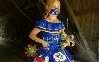 O tânără a muncit 400 de ore pentru a realiza o rochie de bal din bandă adezivă, inspirată de pandemie. A devenit virală