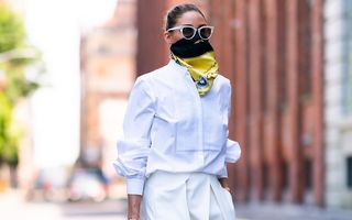 Modă pe timp de pandemie: O fashionistă celebră poartă eșarfe din mătase pe post de măști de protecție