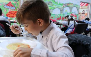#VeștiBune: Stațiile OMV ajută copii din medii defavorizate să primească mese calde