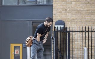 Kit Harington are probleme „tehnice“: Starul din „Game of Thrones“, cu mâna în pantaloni pe stradă - FOTO