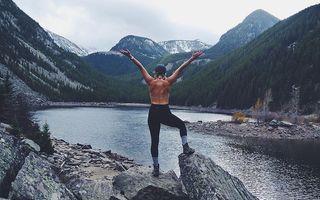 Poze topless la munte, trendul care se răspândește pe Instagram