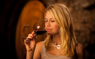 Studiu: O jumătate de pahar de vin pe zi crește riscul de obezitate