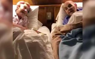 Nimic mai emoționant: un cuplu de pensionari își dedică în fiecare seară cântece, înainte de culcare