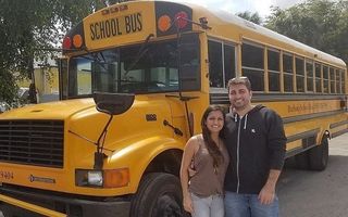 Proiectul ambițios al unor tineri: Au transformat un autobuz școlar într-o casă cochetă pe care o pot lua cu ei oriunde