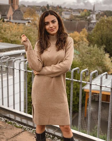 mângâiere Aoleu Ascultător  Cum să porți rochiile tricotate în iarna 2020. 50 de ținute - Modă > Moda  de la A la Z - Eva.ro