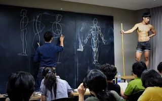 Profesorul care predă desenul anatomic și are un succes uriaș: Sala e plină la cursurile lui