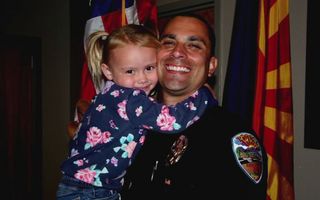 Polițist adoptiv: Povestea agentului care a înfiat o fetiță salvată într-o intervenție