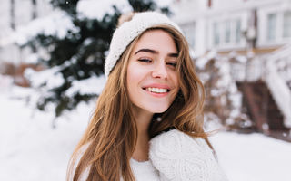 Cum să îți îngrijești corect părul iarna: 8 trucuri de pus în practică