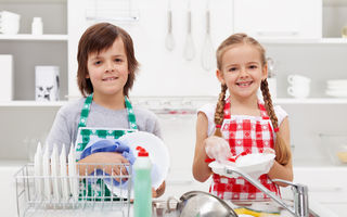 La ce vârstă ar trebui copiii să înceapă să se implice în treburile casnice
