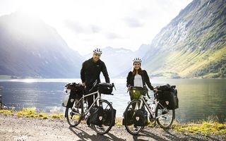 Odiseea unui cuplu care a străbătut 7 țări de pe 3 continente cu bicicleta: Fotografiile uimitoare pe care le-au făcut