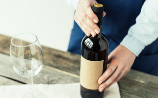Cum să desfaci o sticlă de vin fără tirbușon