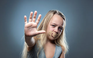 10 lucruri subtile pe care le fac părinții abuzivi copiilor lor