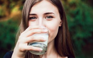 Consumul de lapte provoacă acnee? Ce spun specialiștii