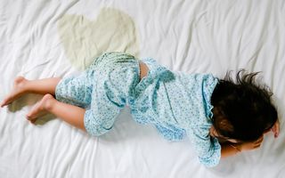 Cum să-ți ajuți copilul să nu mai facă pipi în pat. 6 sfaturi utile