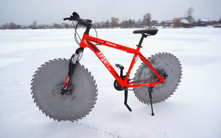 Bicicleta cu roți dințate, invenția perfectă pentru a pedala pe gheață - VIDEO