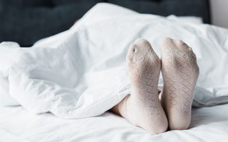 Postarea virală a unui medic: De ce ar trebui să dormi cu șosete în picioare