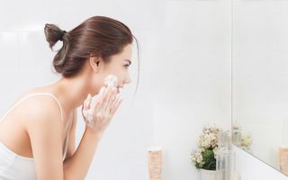 Trebuie neapărat să te speli pe față dimineața? Dermatologii dau verdictul
