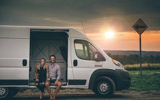 Viața în dubă: Cuplul care a cheltuit 45.000 de dolari pentru a transforma o mașină de marfă în casa ideală