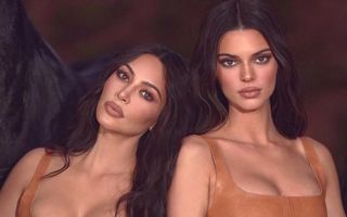 Cum a transformat-o Kim Kardashian pe sora sa în copia ei identică. Kendall Jenner e de nerecunoscut