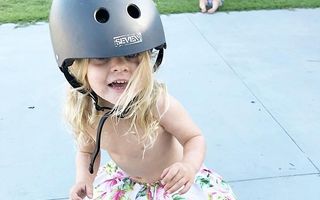 „Prințesa zburătoare“: Fetița de 6 ani care a cucerit lumea cu placa de skateboard - VIDEO