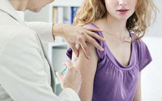 Vaccinarea gratuită anti-HPV urmează să fie extinsă și la fetele de peste 14 ani și la băieți