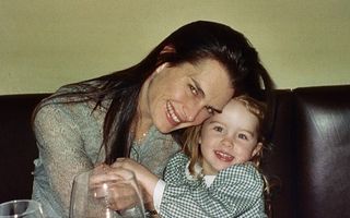 Aceeași rochie, 23 de ani mai târziu: Brooke Shields, mândră că fiica sa i-a purtat celebra rochie roșie din 1998 la balul de absolvire