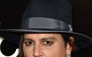 14 bărbați celebri care se machiază. Johnny Depp își conturează ochii cu creion dermatograf