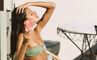 Cum să tratezi pielea arsă de soare care se decojește, potrivit unui medic dermatolog