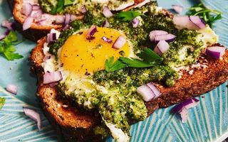 Toast cu avocado și ouă gătite în pesto verde: Mic dejun rapid, sățios și sănătos