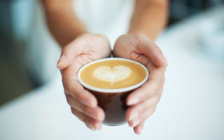 Studiu: Persoanele care beau cafea au un risc cu 50% mai mic de a muri din cauza unei boli cronice de ficat